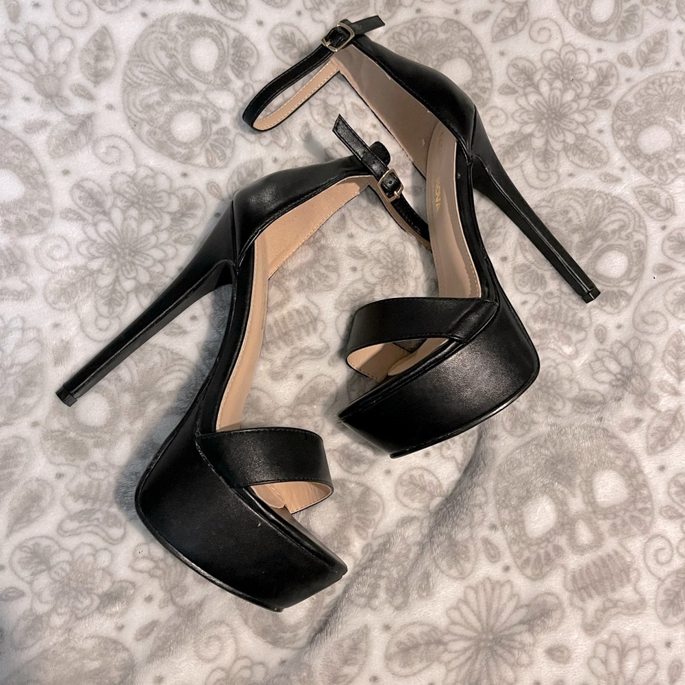 Fashion Nova "Cassiel" sz 8 black faux leather peep toe platforms